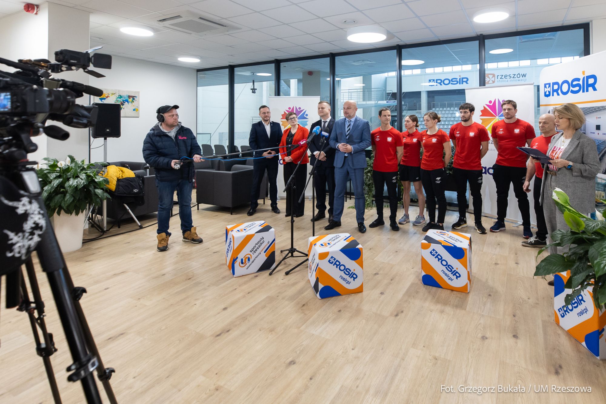 Zdjęcie z konferencji prasowej na pływalni przy ul. Matuszczaka 7a w Rzeszowie, fot. Grzegorz Bukała, Urząd Miasta Rzeszowa